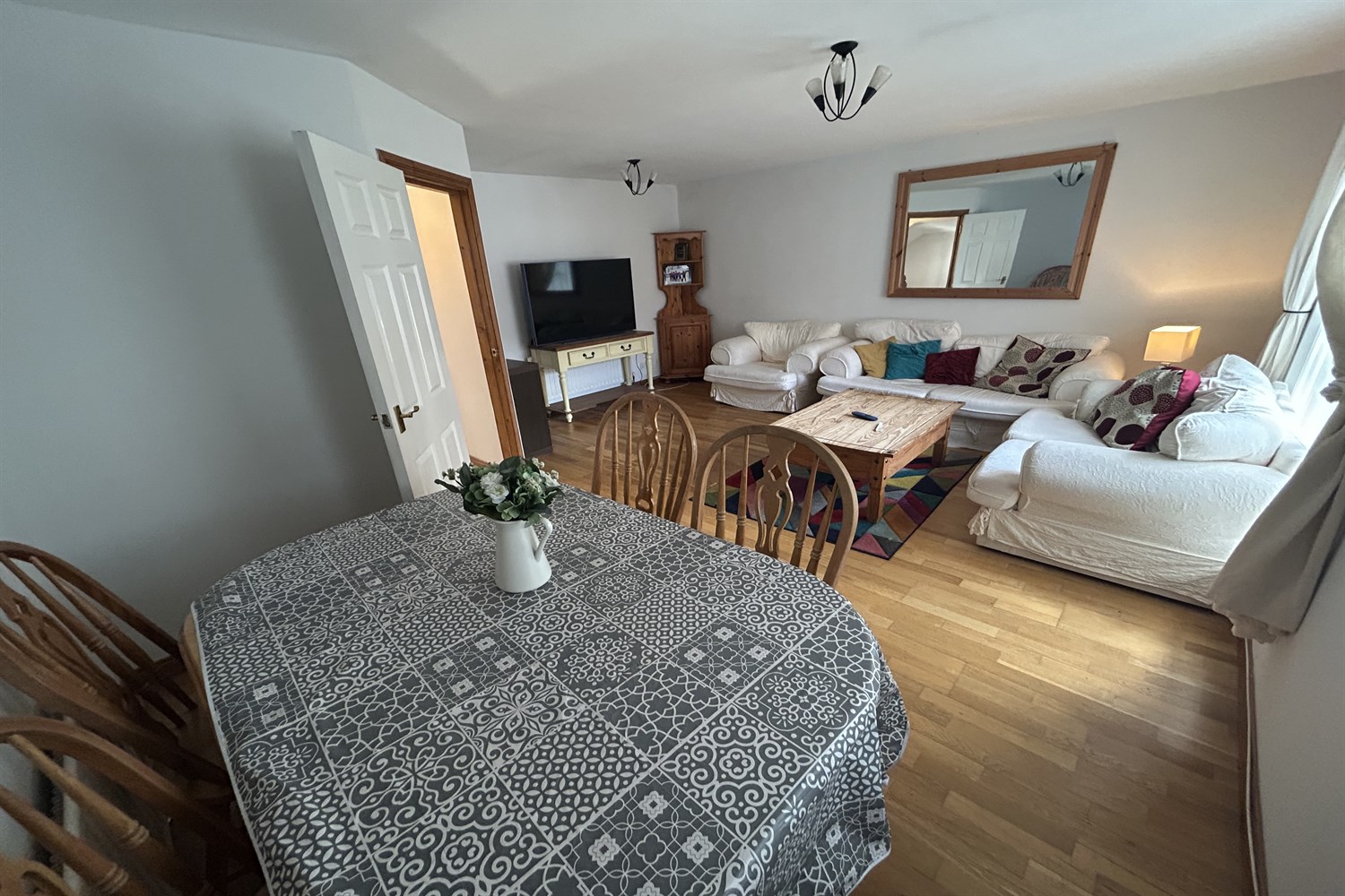 4 Bed Semi-detached House - Image 5