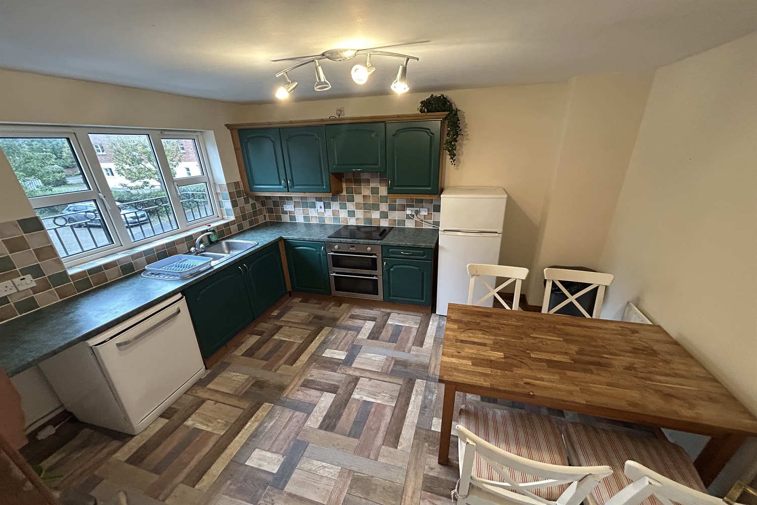 4 Bed Semi-detached House - Image 8