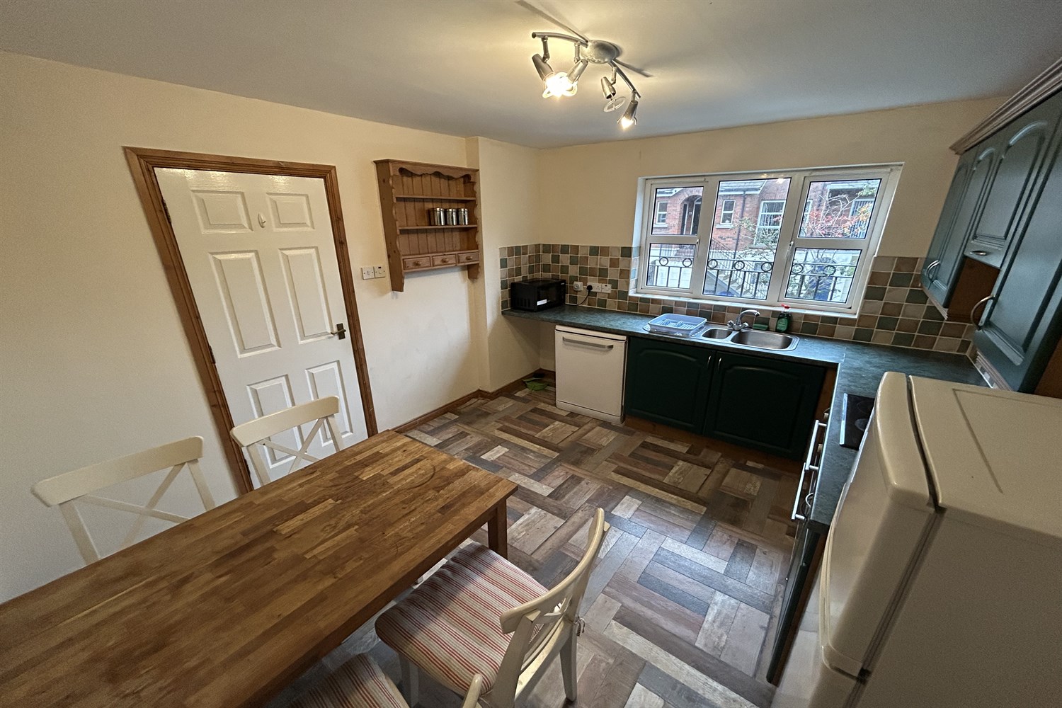4 Bed Semi-detached House - Image 9