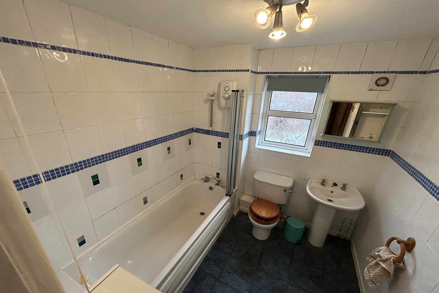4 Bed Semi-detached House - Image 17