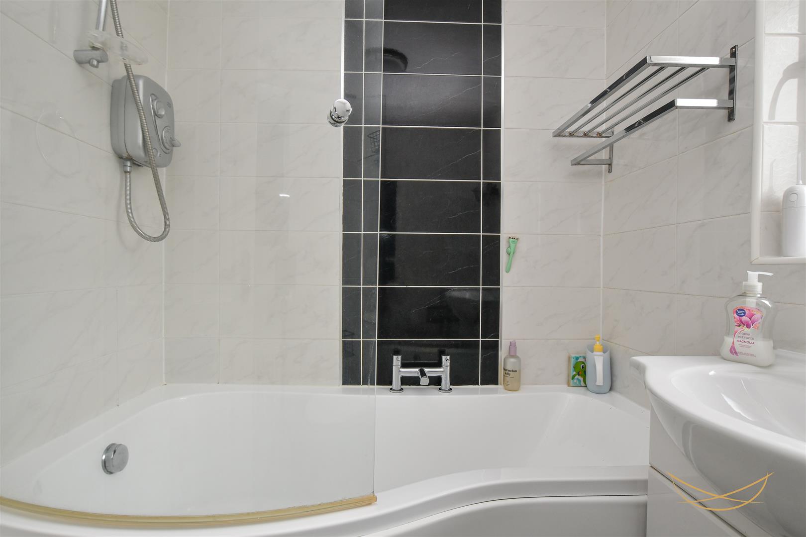 3 Bed End-terrace House - Image 28