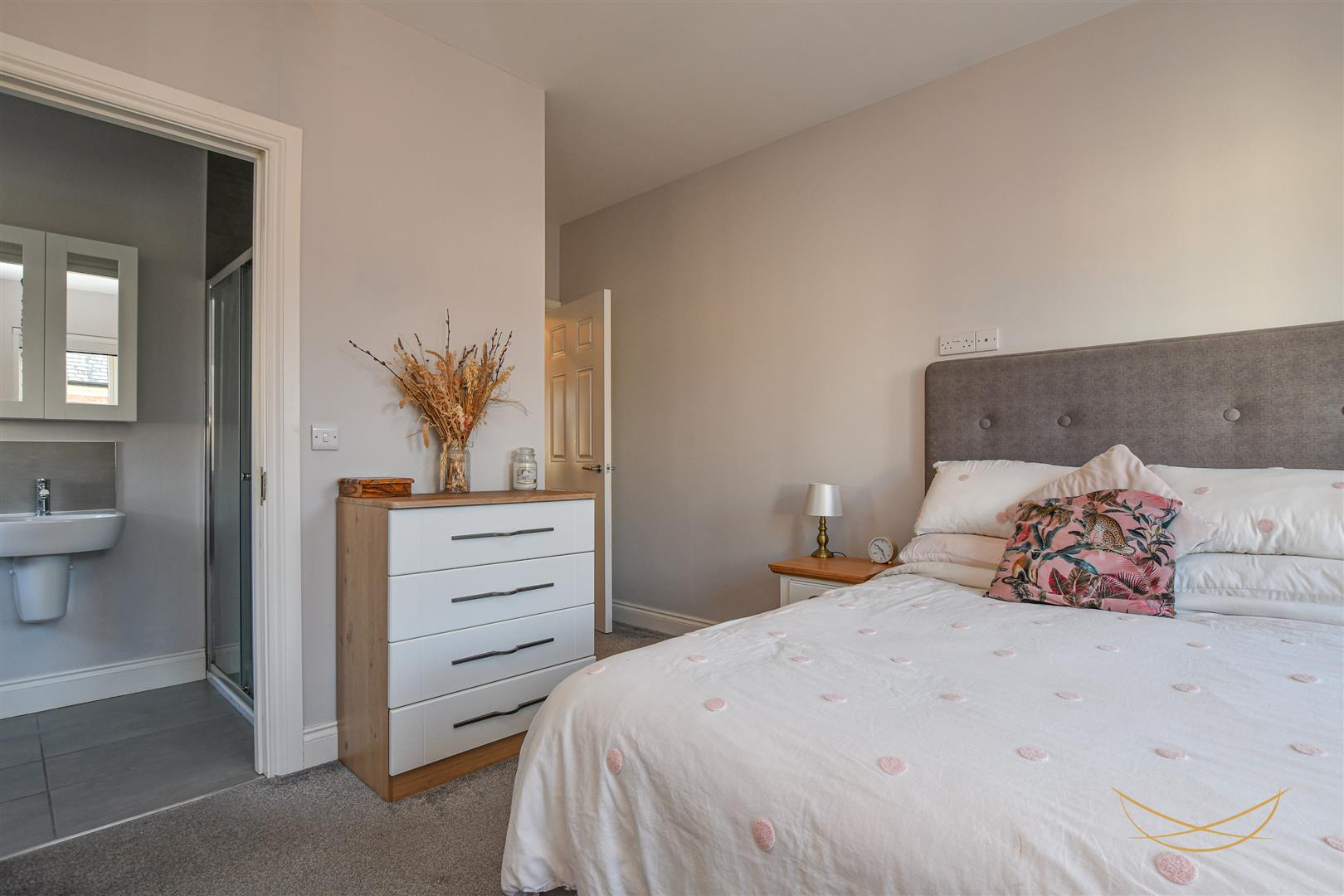 4 Bed Detached House - Image 27