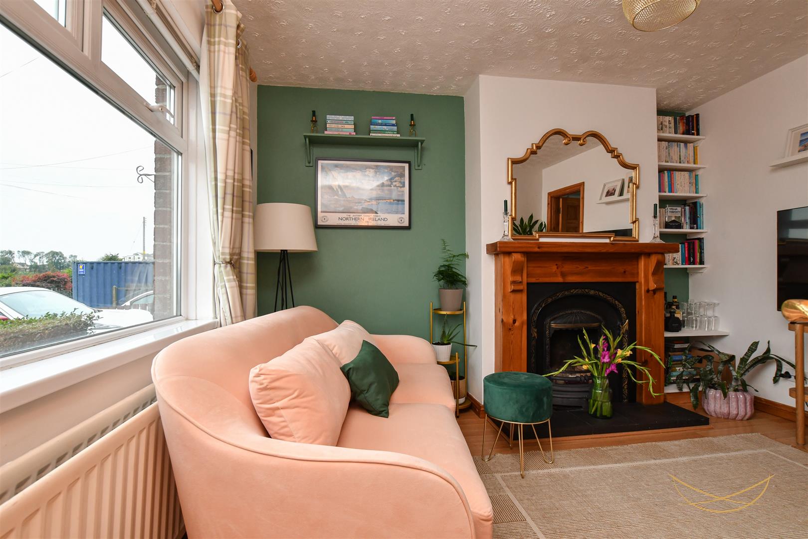2 Bed Mid-terrace House - Image 4