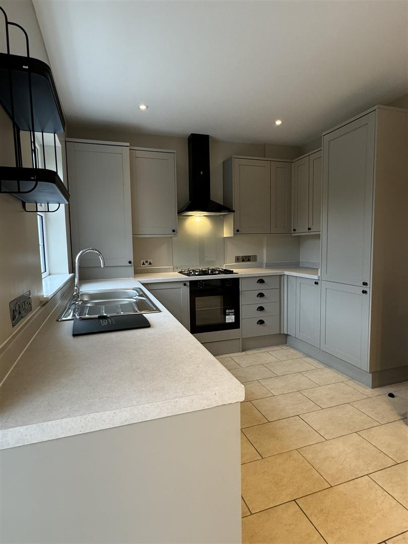3 Bed Mid-terrace House - Image 9