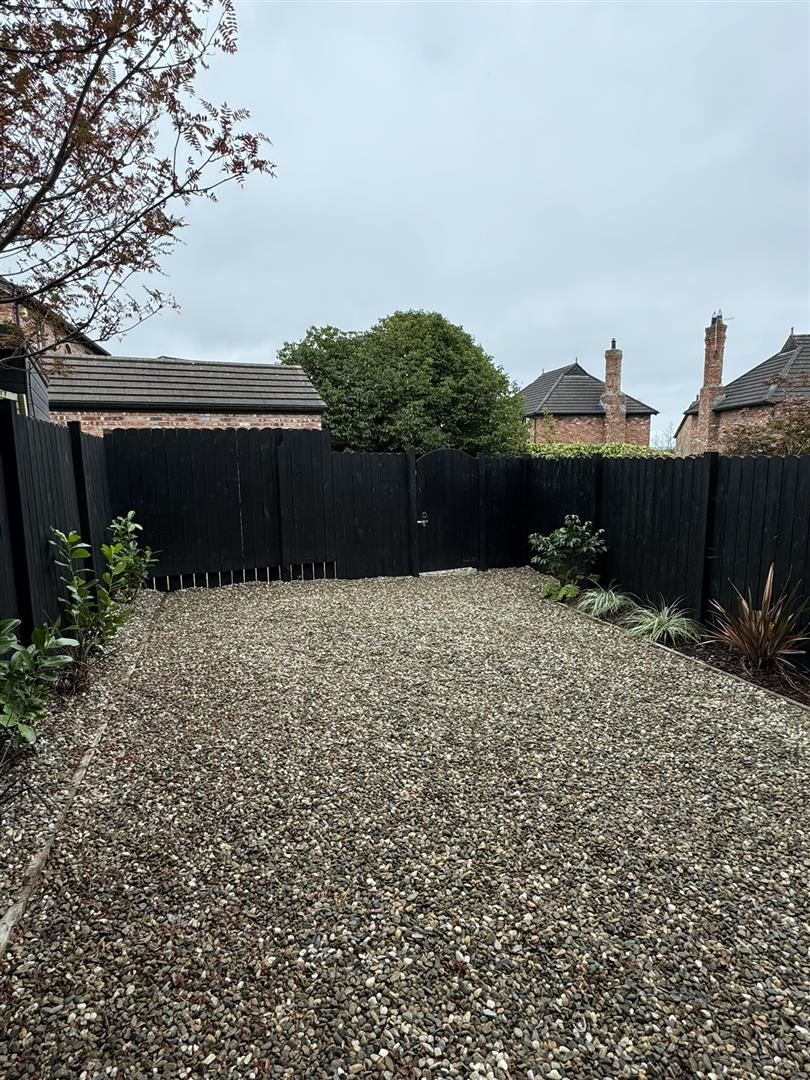 3 Bed Mid-terrace House - Image 23