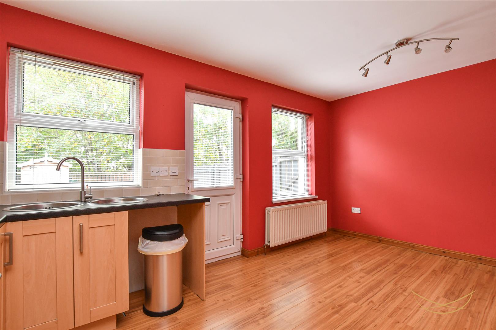 3 Bed End-terrace House - Image 9