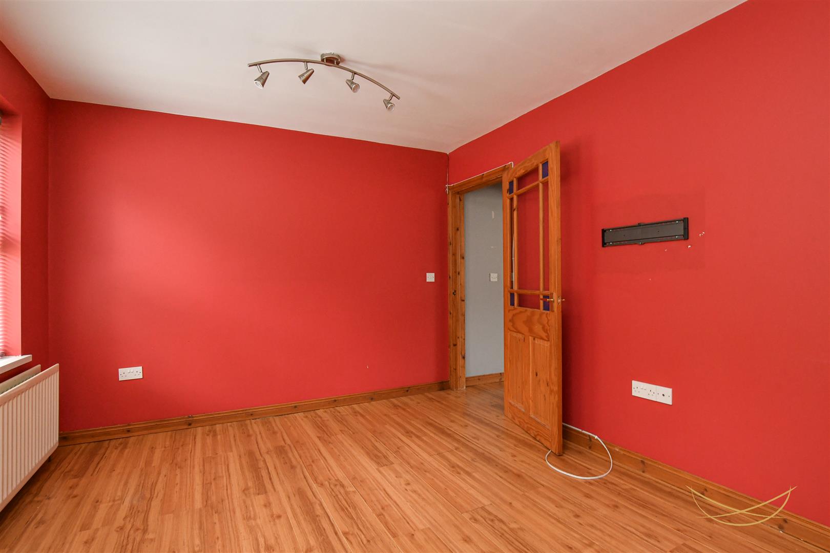 3 Bed End-terrace House - Image 10