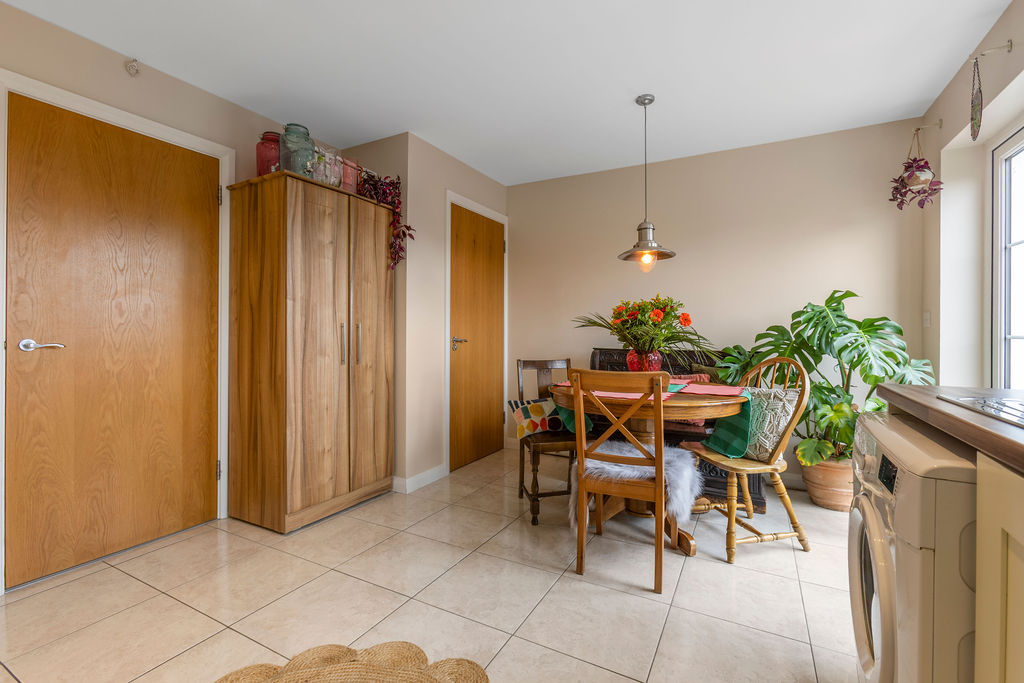 3 Bed Semi-detached House - Image 7