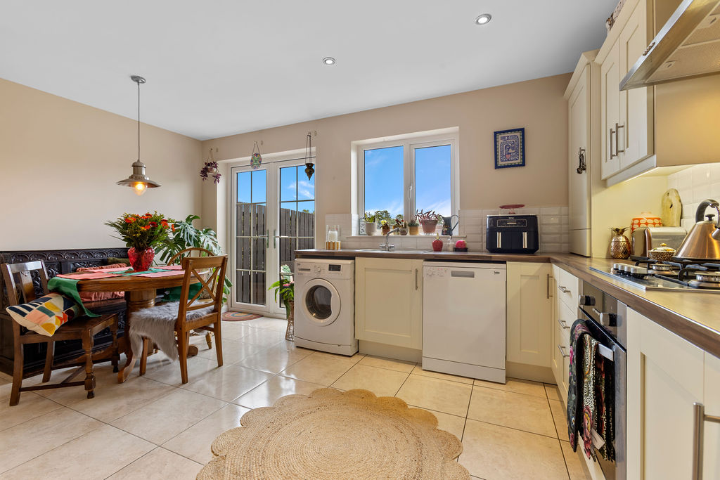 3 Bed Semi-detached House - Image 8