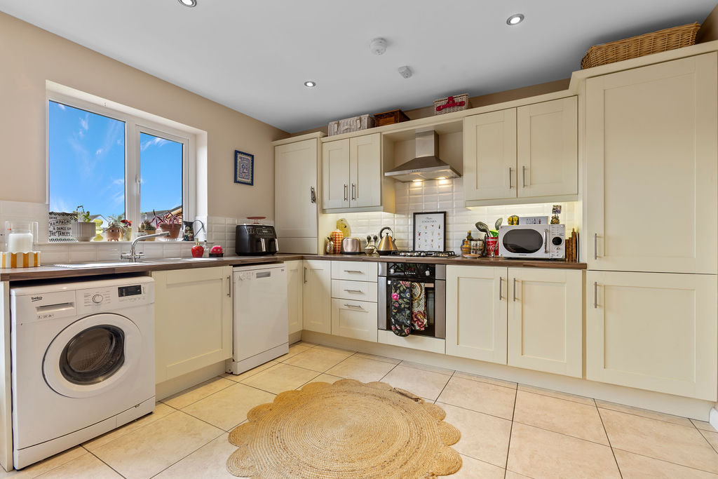 3 Bed Semi-detached House - Image 9