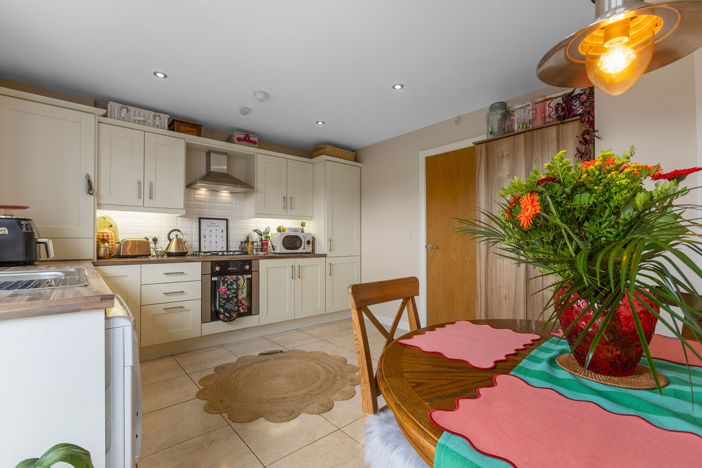 3 Bed Semi-detached House - Image 10