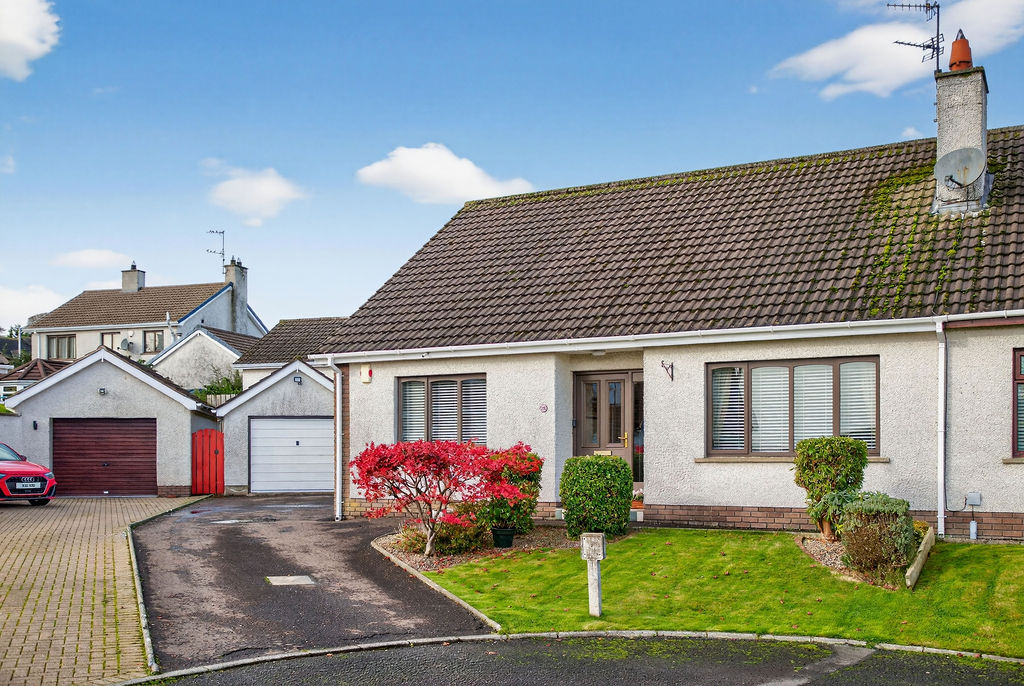 4 Bed Semi-detached Chalet Bungalow - Image 2