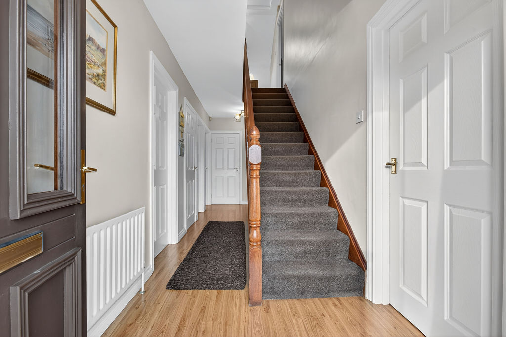 4 Bed Semi-detached Chalet Bungalow - Image 4