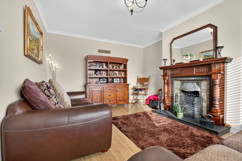 4 Bed Semi-detached Chalet Bungalow - Image 6