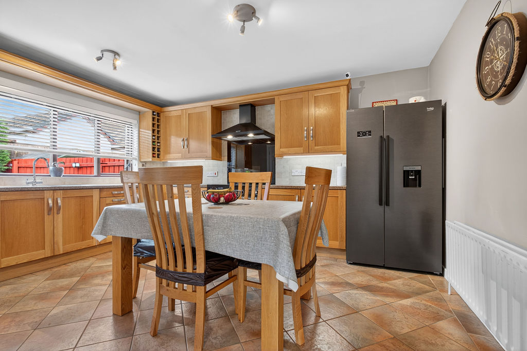 4 Bed Semi-detached Chalet Bungalow - Image 9