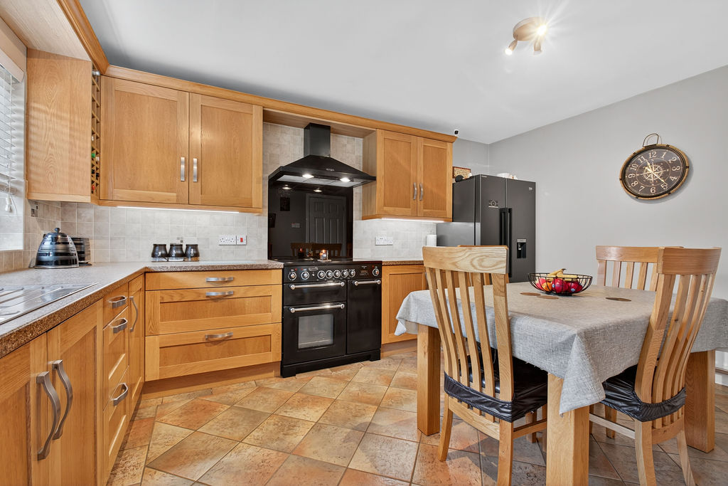 4 Bed Semi-detached Chalet Bungalow - Image 10