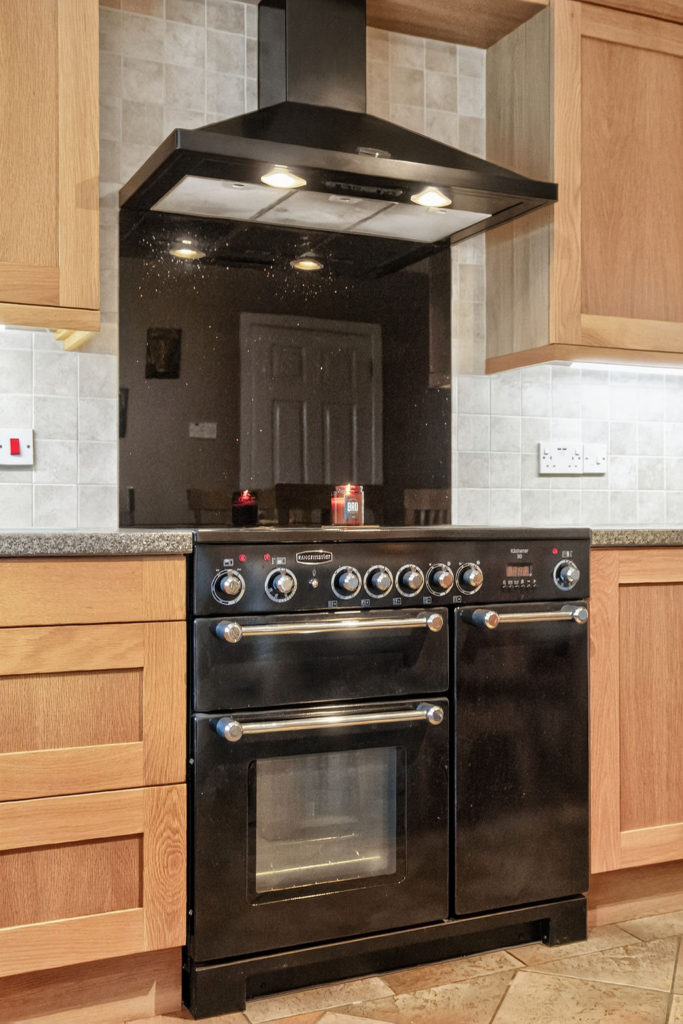 4 Bed Semi-detached Chalet Bungalow - Image 12