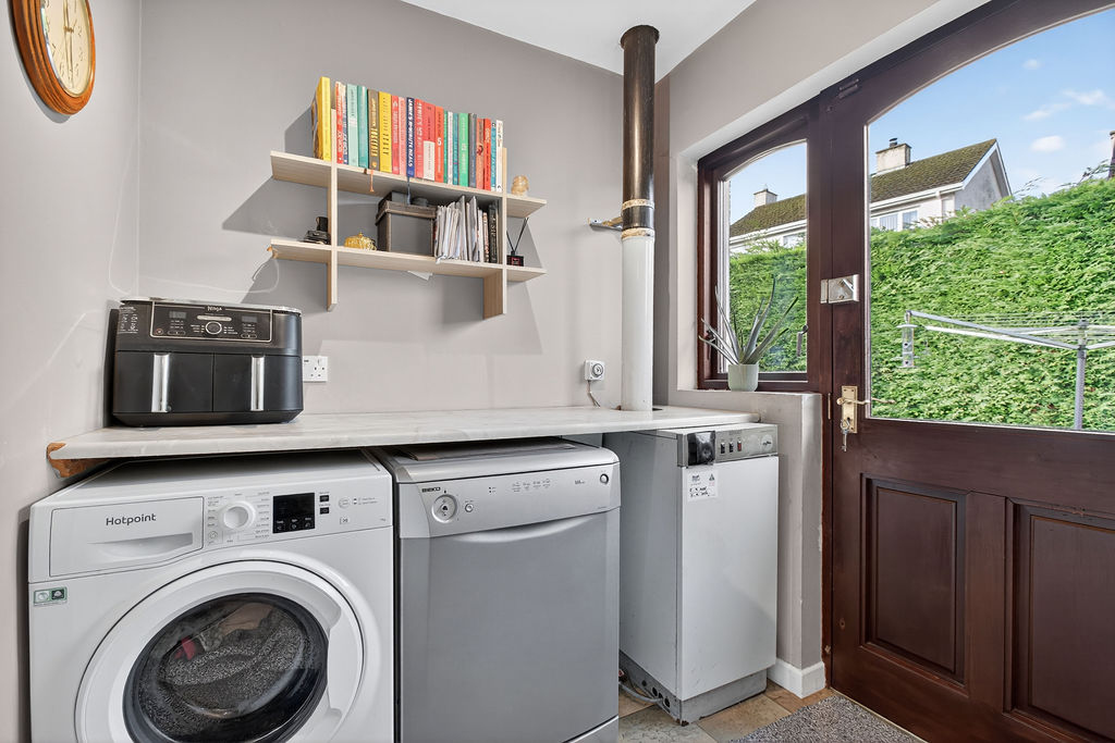 4 Bed Semi-detached Chalet Bungalow - Image 16