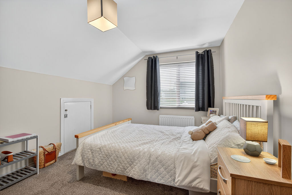 4 Bed Semi-detached Chalet Bungalow - Image 24