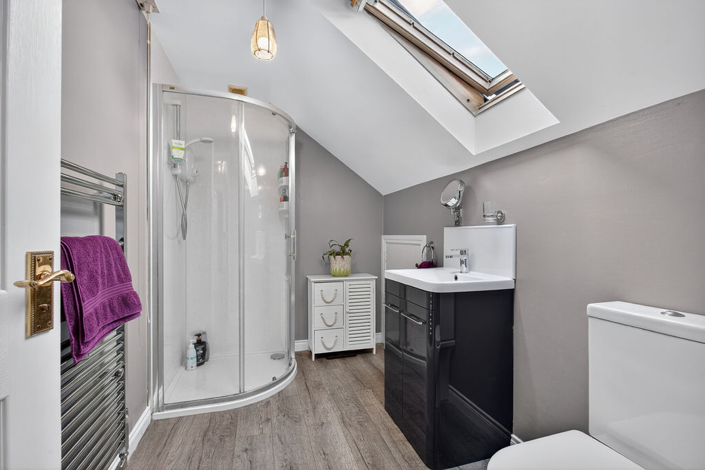 4 Bed Semi-detached Chalet Bungalow - Image 25