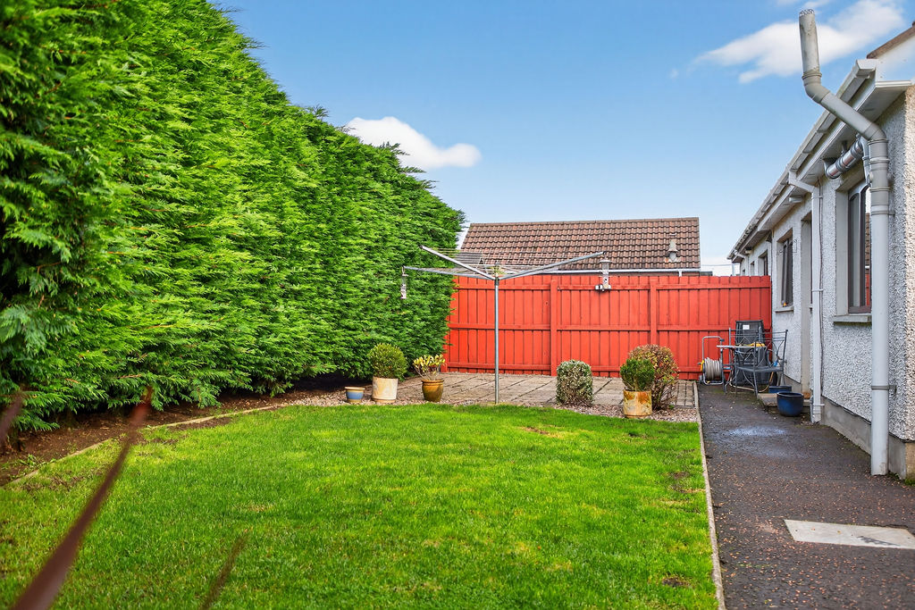 4 Bed Semi-detached Chalet Bungalow - Image 27