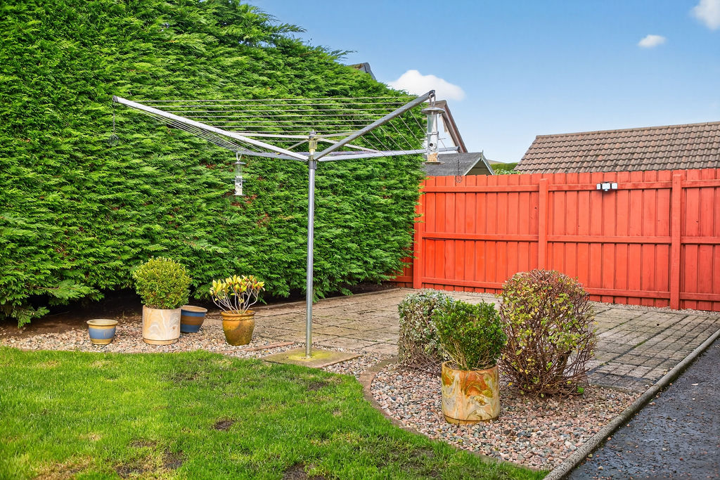 4 Bed Semi-detached Chalet Bungalow - Image 28