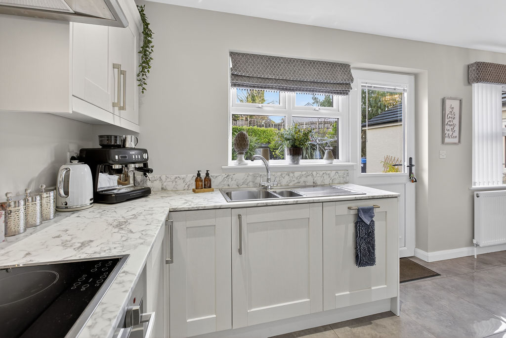 3 Bed Semi-detached House - Image 8