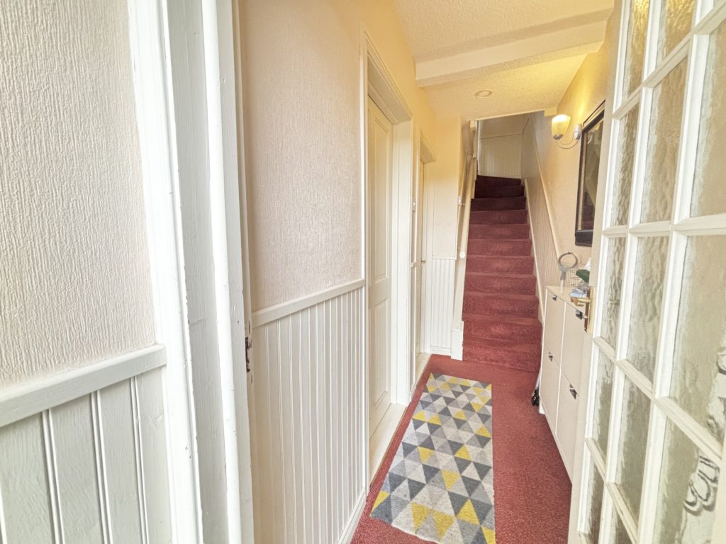 3 Bed Mid-terrace House - Image 2