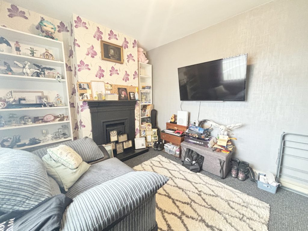 3 Bed Mid-terrace House - Image 4