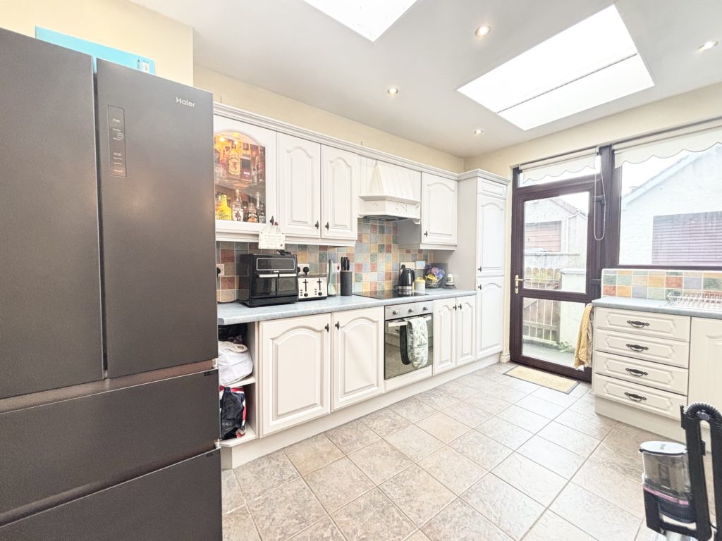 3 Bed Mid-terrace House - Image 7