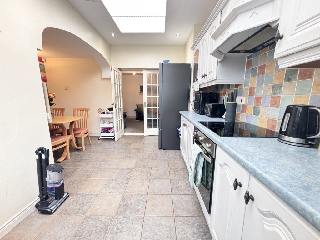 3 Bed Mid-terrace House - Image 8