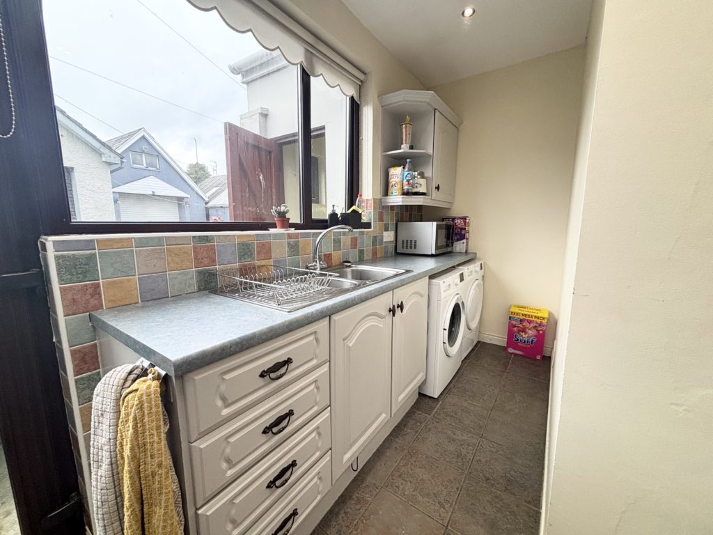 3 Bed Mid-terrace House - Image 9