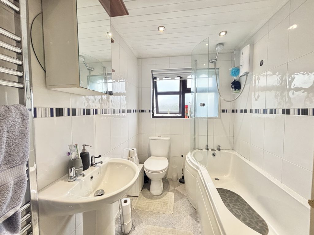 3 Bed Mid-terrace House - Image 18